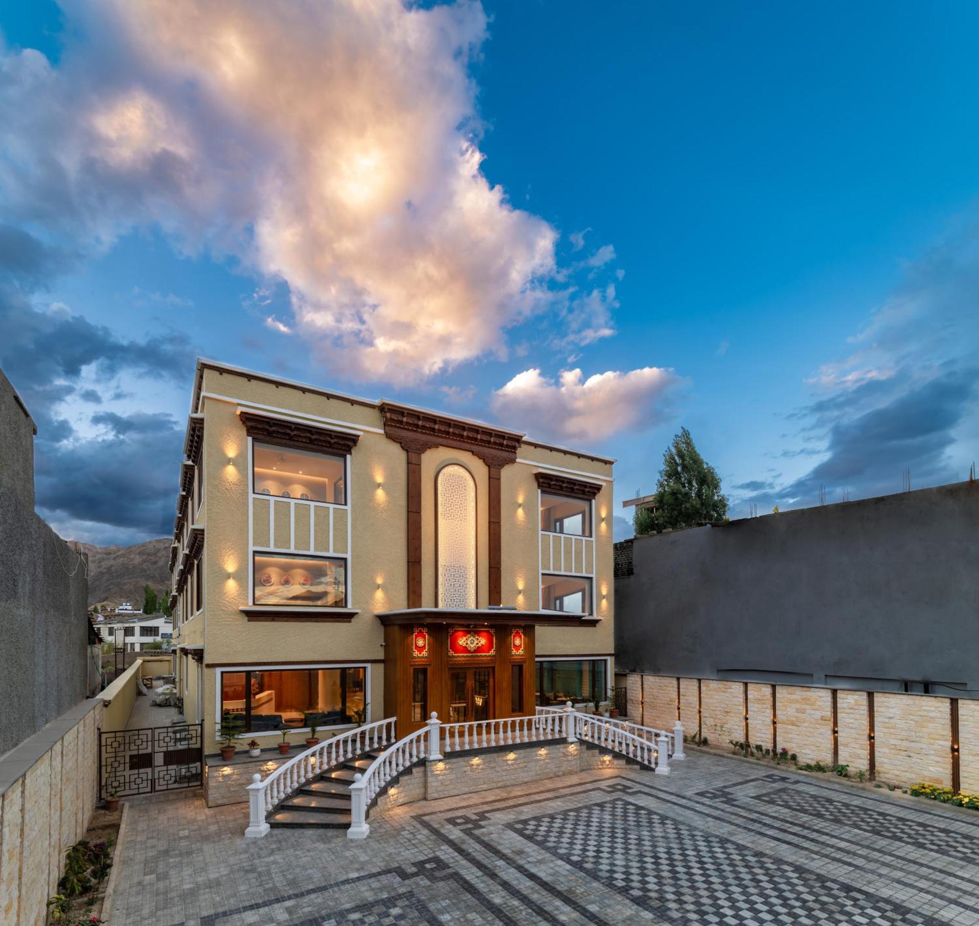 Charmwood Hotel Leh Exterior photo